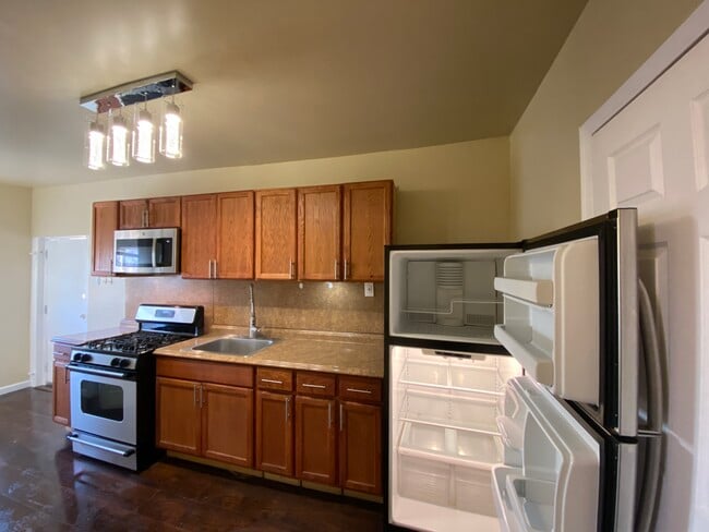 Building Photo - 1520 W Champlost Ave