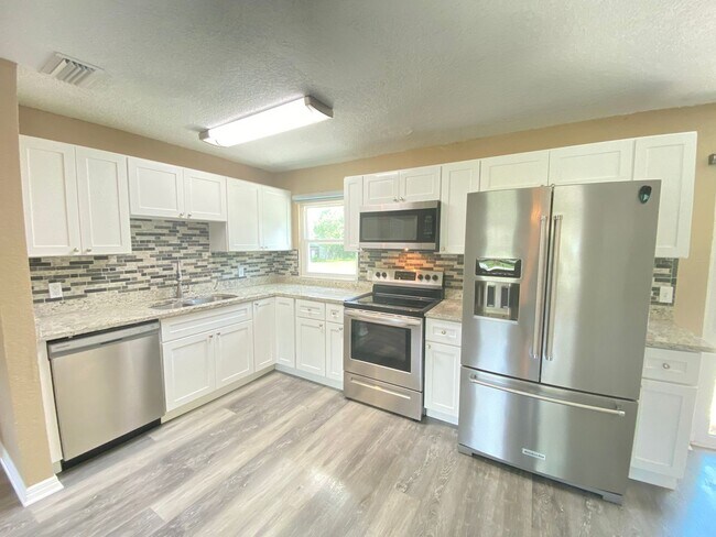 Building Photo - Modern 3B/2B home in traditional Orlando n...