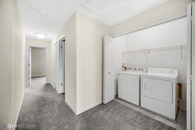 Lavandería y dormitorio - 611 Grosvenor Ln