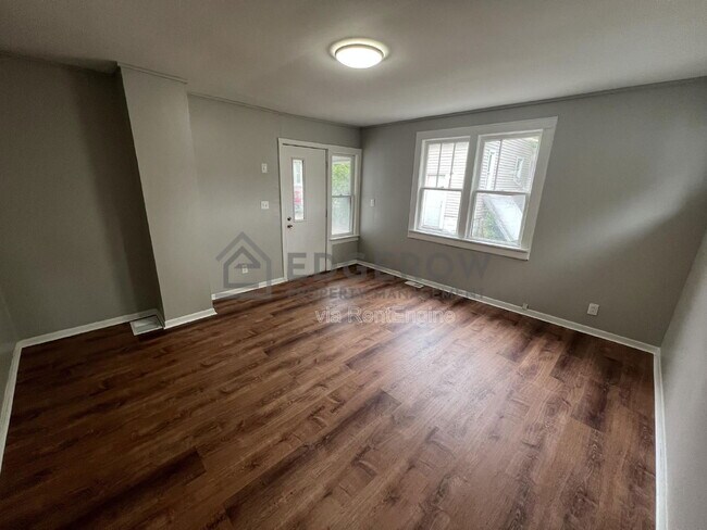 Foto del edificio - 298 McLaughlin Ave