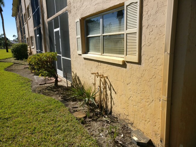 Building Photo - 5683 Rattlesnake Hammock Rd