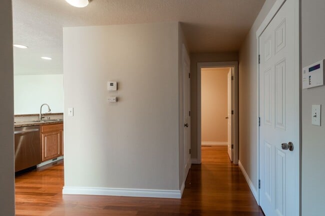 Building Photo - 3 Bed 2.5 Bath with Open Layout, SS Kitche...