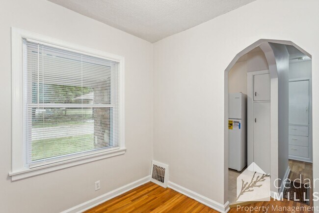 Building Photo - Adorable Brick 1 Bedroom in Longview Neigh...