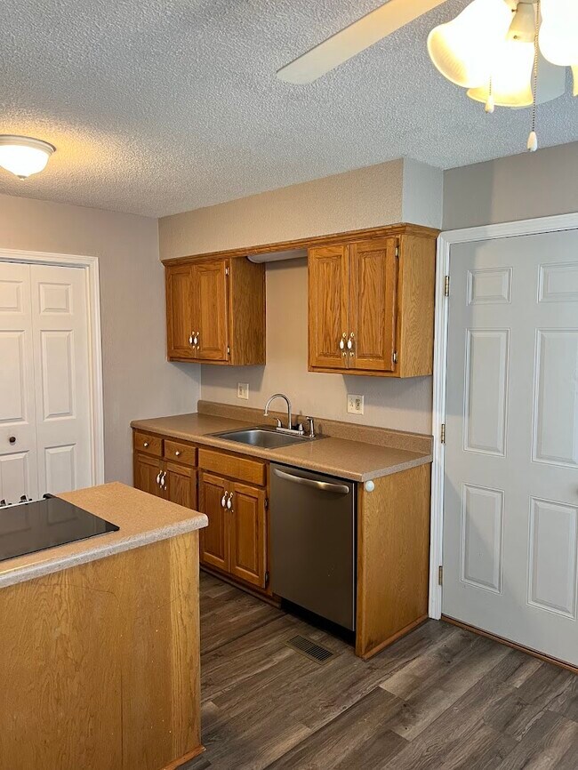Kitchen, stainless appliances - 812 Brentwood Ave