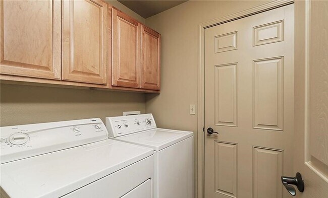 Foto del edificio - 4 bed 2 1/2 bath home!