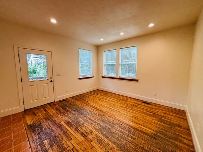 Building Photo - 4 Bedroom 3.5 Bath House