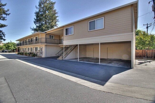 Foto del edificio - The Pines Apartments