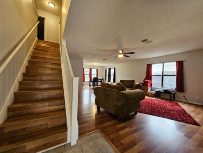 Building Photo - 4Br 2.5Bath