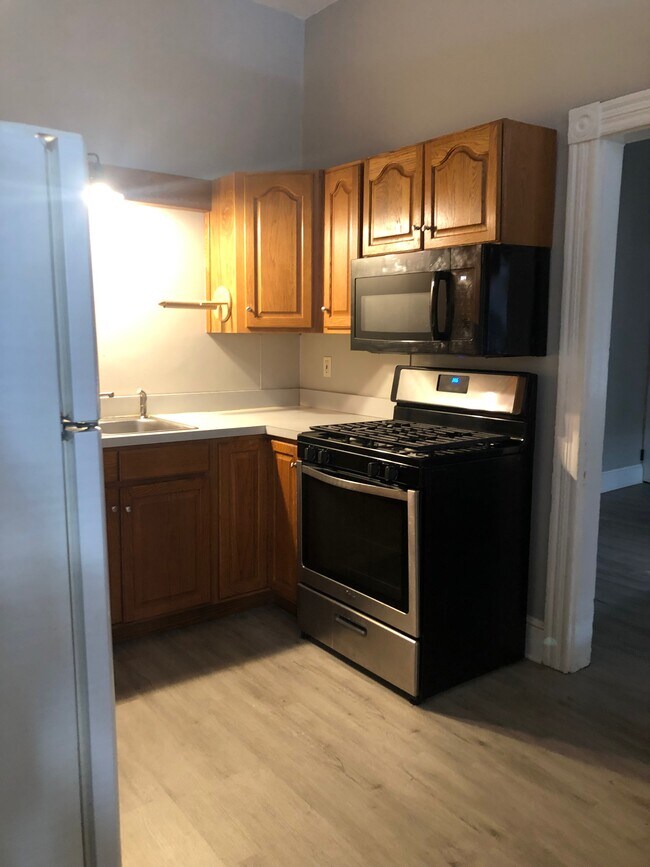 Kitchen and stove - 471 Manor St