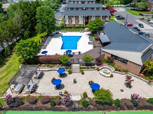 Building Photo - Duke Manor- Students save up to 10%!