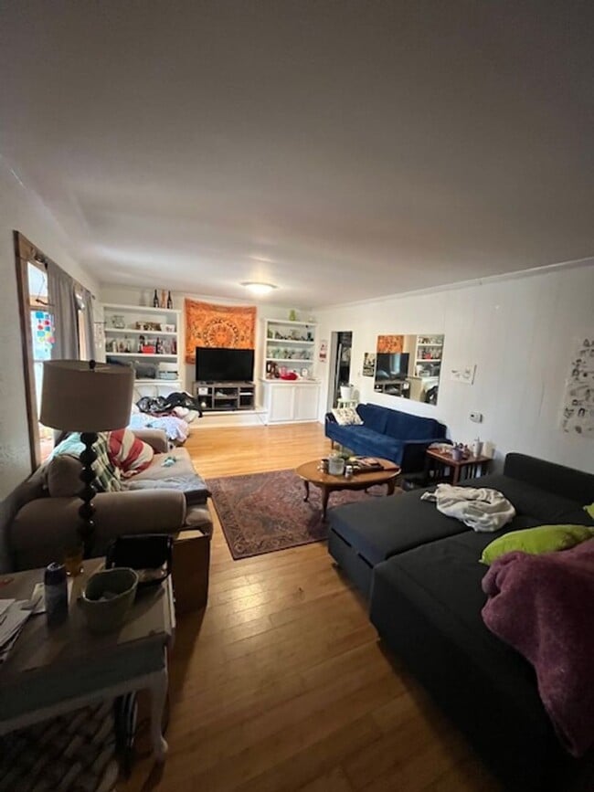 Foto del edificio - 5 bedroom, 2 bath home- Available August 2026!