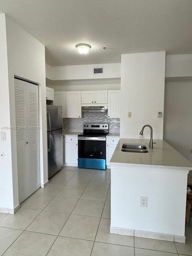 Foto del edificio - 7220 NW 114th Ave