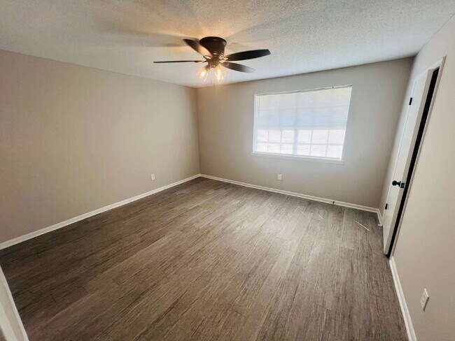 Building Photo - 3-Bedroom Duplex with 2.5 Baths in Prime Memphis!