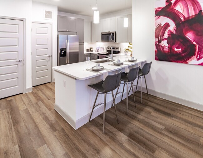 Building Photo - Spacious Living with 1 Month Free Rent