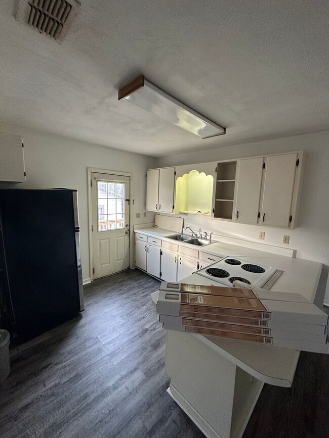 Building Photo - 3 bedroom 2 bath house in Midtown! Availab...