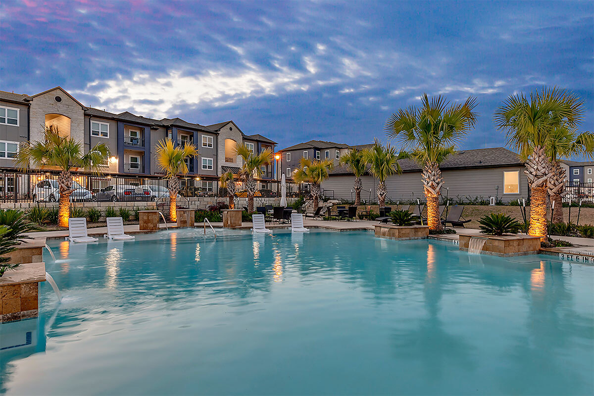 Piscina con estilo de centro turístico - Ventana Plum Creek