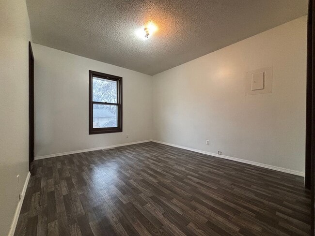 Building Photo - 1 bedroom 1 bath duplex available now