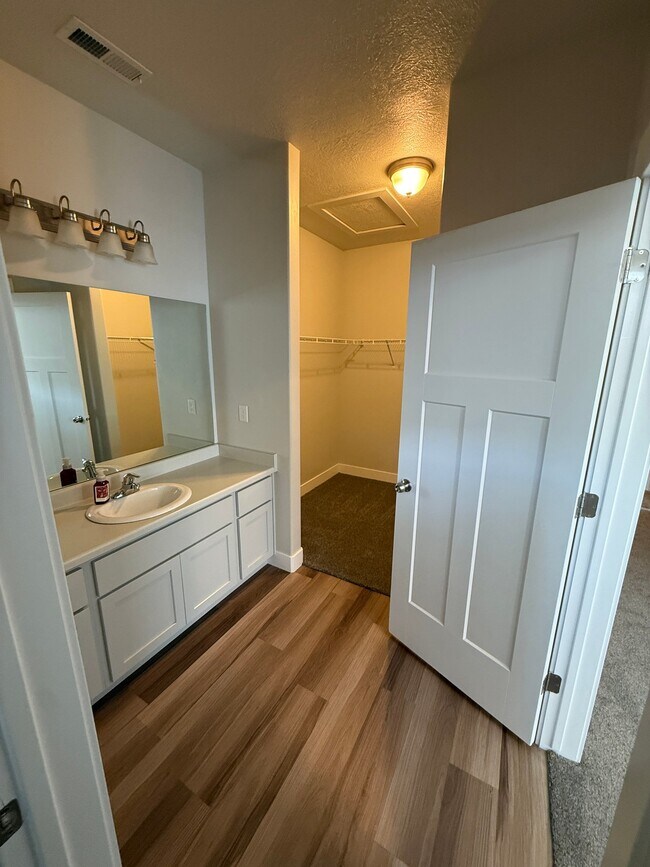 Foto del edificio - 14659 Bloom Dr