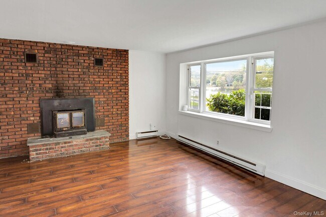 Foto del edificio - 74 Lakeshore Dr E