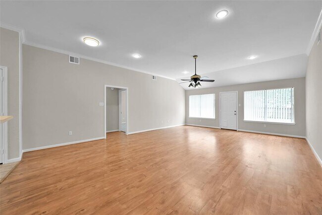 Building Photo - 225 Oak Hollow Dr