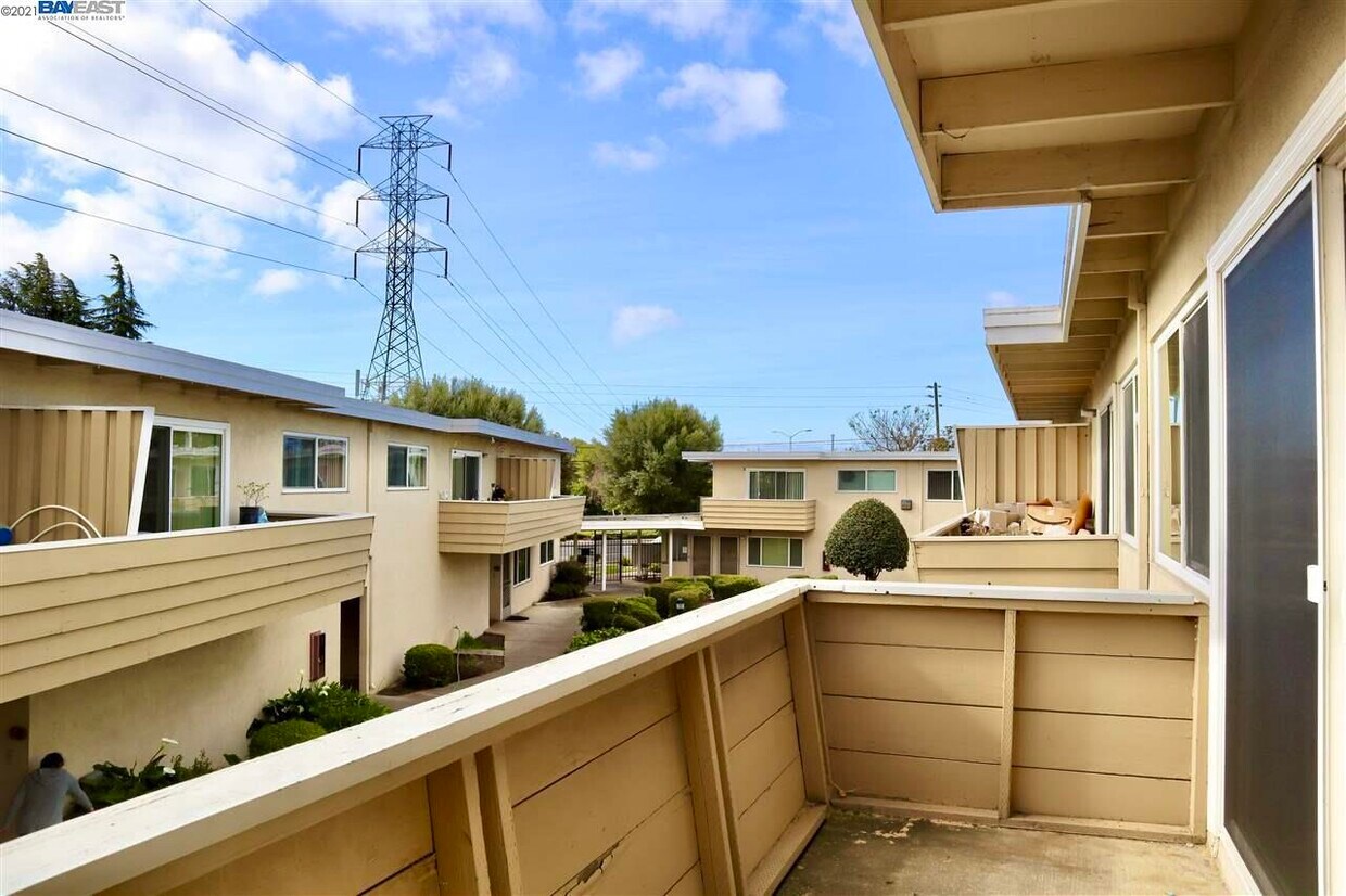 251 W Harder Rd Unit 17, Hayward, CA 94544 Room for Rent in Hayward
