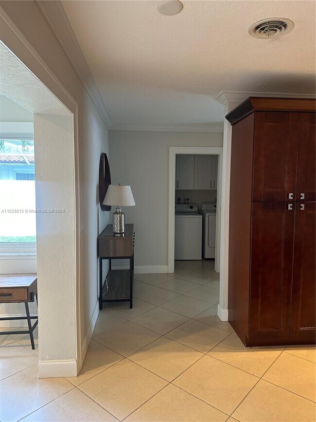 Foto del edificio - 2649 NE 27th St