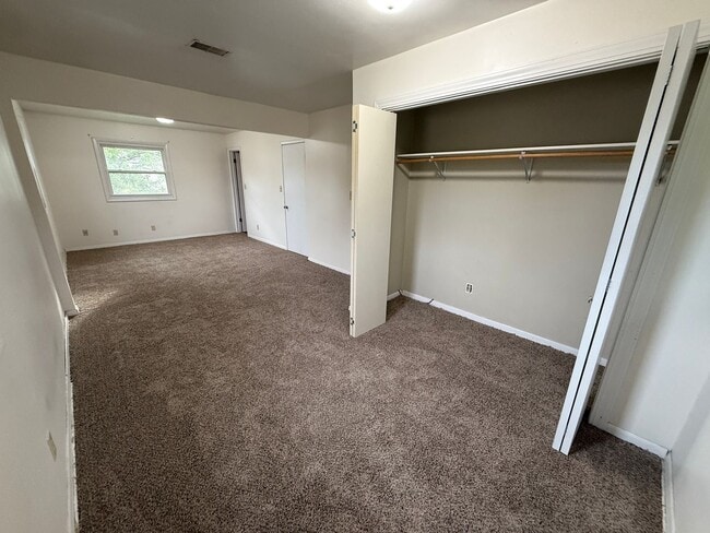 Foto del edificio - Spacious 5-Bedroom Home for Rent in Sioux ...
