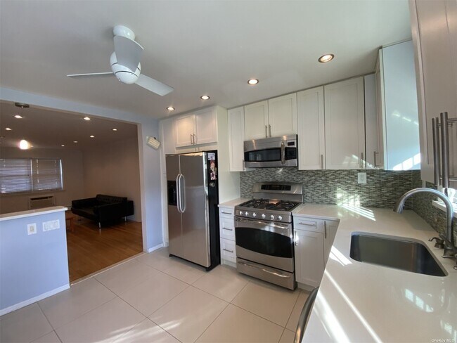 Foto del edificio - 108-50-108-63 63rd Dr