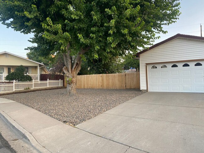 Building Photo - Convenient Sparks Location!