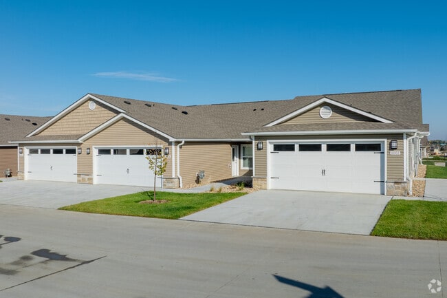 Redwood Bennington - Redwood Bennington Townhomes