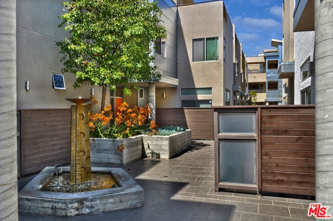 Foto del edificio - 11815 Laurelwood Dr