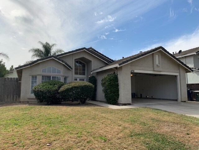 Foto del edificio - $500 MOVE IN SPECIAL !! Spacious 3 Bedroom / 2 Bath Home with a Bonus Family Room in Tracy!!!