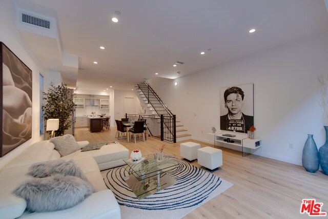 Foto del edificio - 649 HUNTLEY Dr