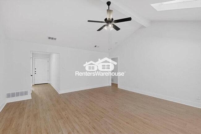 Building Photo - RENOVATED AND MOVE IN READY - ARLINGTON