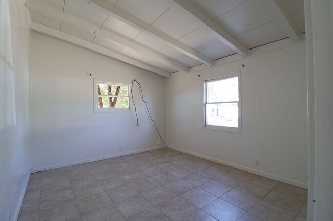 Building Photo - Spacious Rental with Convenient Amenities