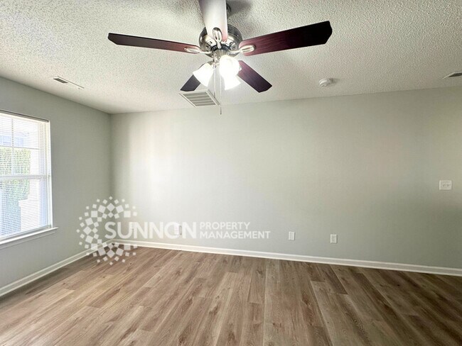 Building Photo - 3 Bedroom 2.5 Bathroom Located in Oak Hill