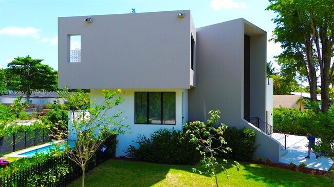Foto del edificio - 1003 NE Little River Dr
