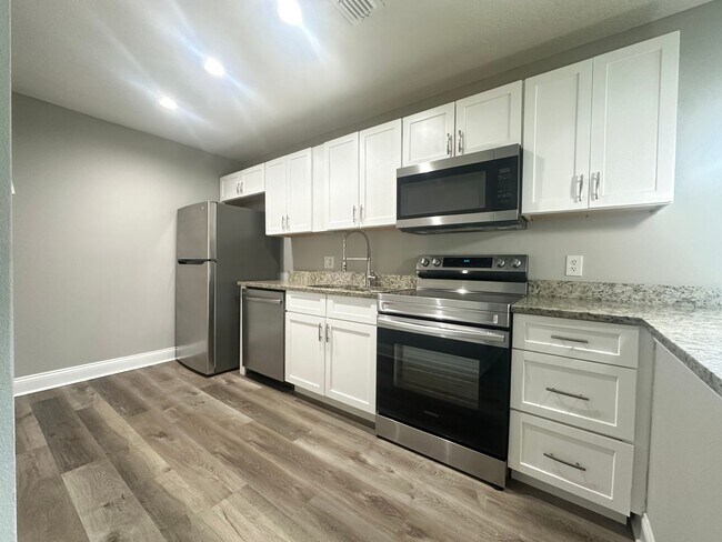 Foto del edificio - MOVE-IN SPECIAL - $1000 CREDIT! 3 Bedroom, 2 Bath Duplex in Poinciana - Priced to Rent!