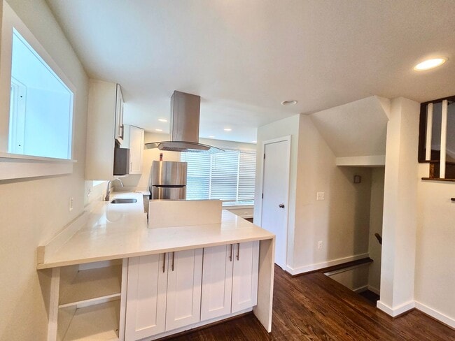 Building Photo - Beautiful 3 BR/2.5 BA Semi-Detached Home i...