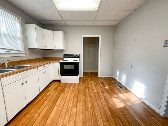 Building Photo - PRELEASING for AUGUST! Close to Campus: In-Unit Washer and Dryer