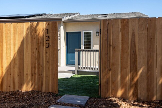 Foto del edificio - 4bd/2ba home with AC, off street parking and private yard!