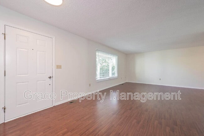 Building Photo - 580 E Kettle Ave