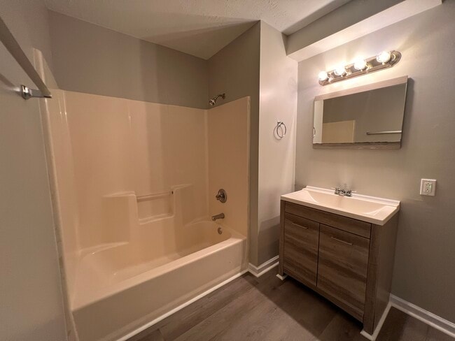 Building Photo - Poplar Point