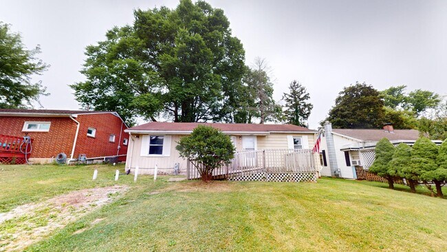 Building Photo - 3 Bedroom Ranch in Madison