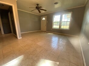 Building Photo - 2103 Holly Dr