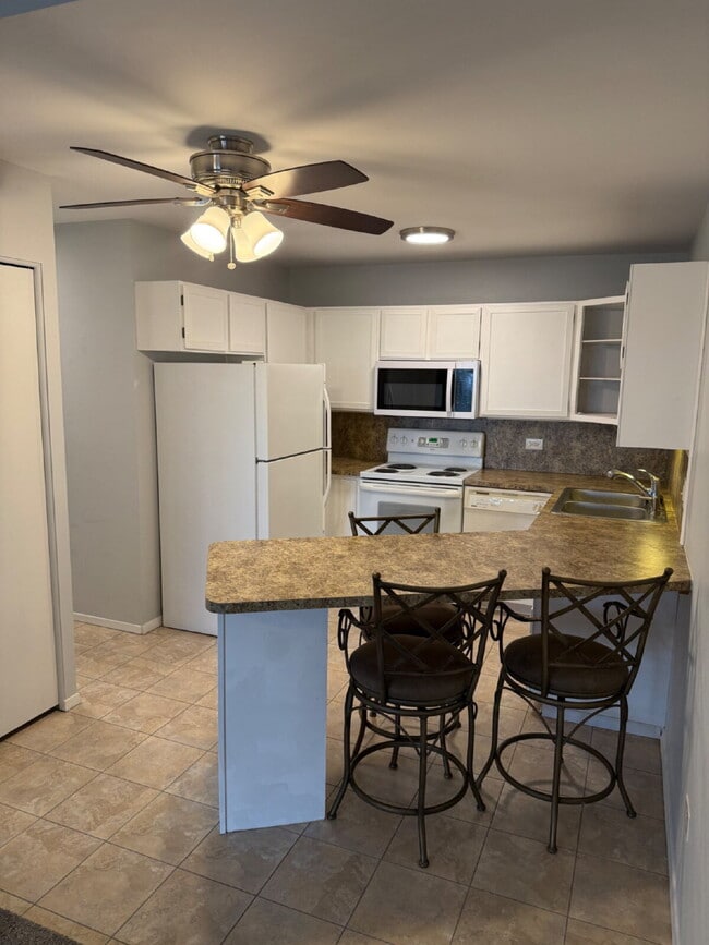 Building Photo - Charming 1-Bedroom Condo Retreat in the Heart of Denver – Spacious 855 Sq Ft!