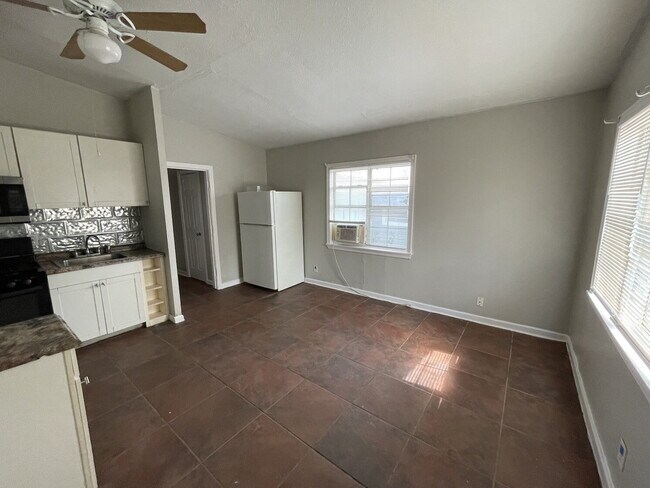 Foto del edificio - 1 Bed/1 Bath off Blanco