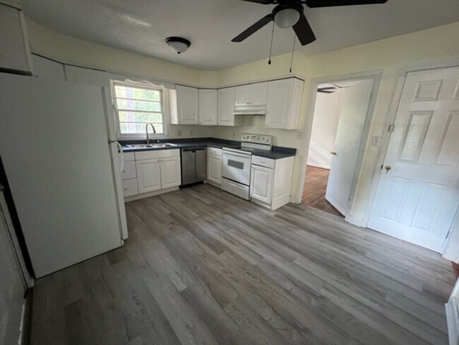 Foto del edificio - Spacious 3 bed 2 bath house in Athens!
