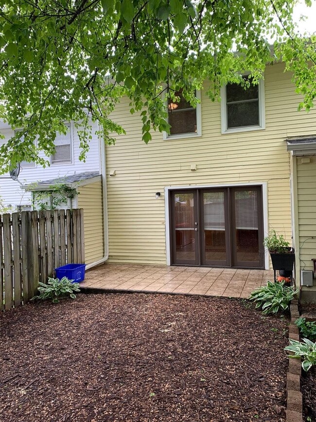 Building Photo - 3 Bedroom 2.5 Bath Townhouse