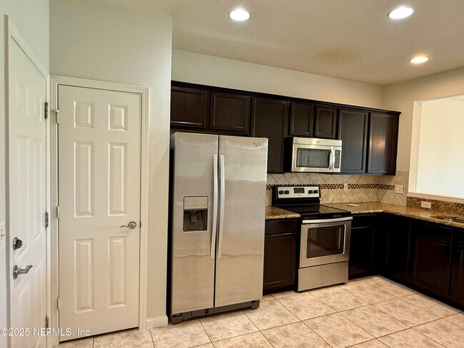 Foto del edificio - 6812 Roundleaf Dr